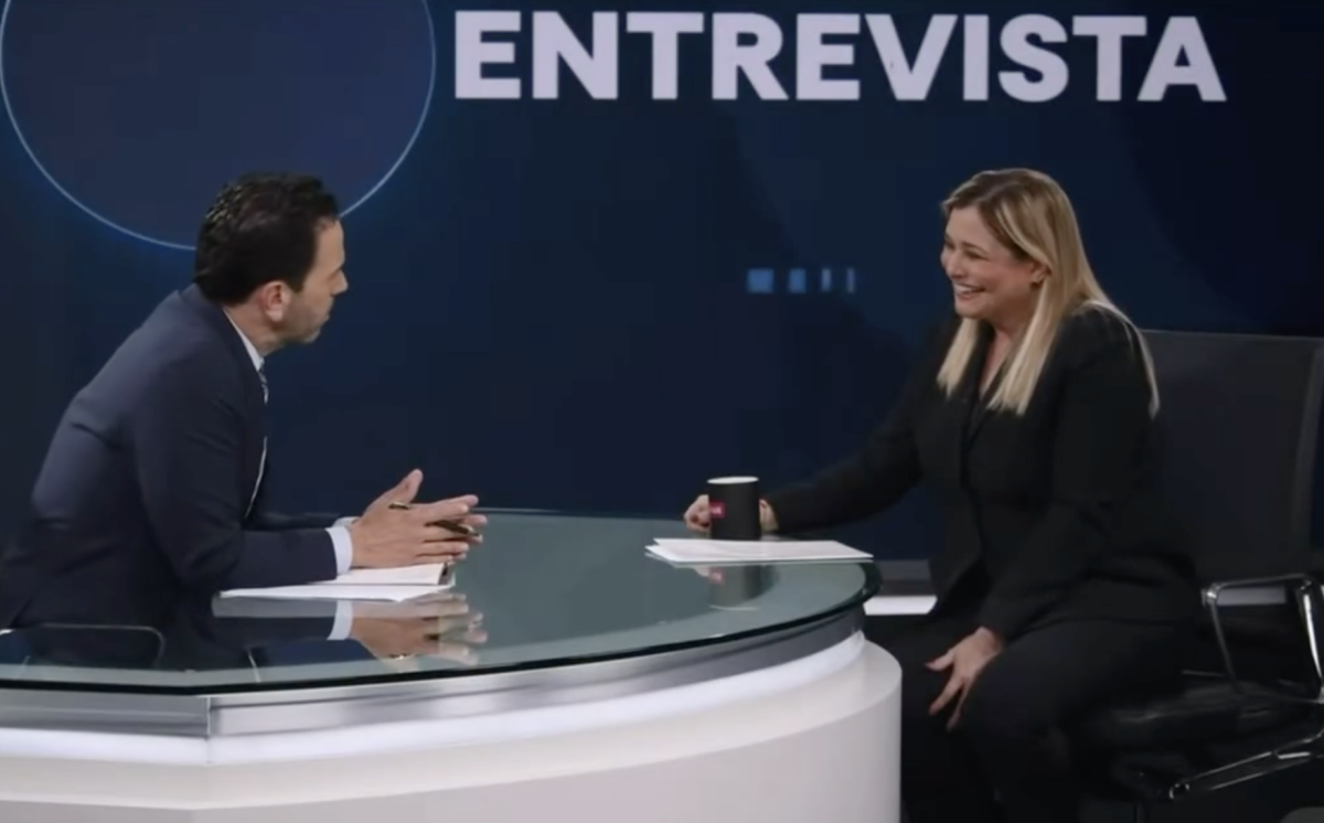 Maru Campos durante entrevista con el periodista Carlos Loret de Mola..png